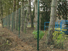 Montáž klasického čtyřhranného pletiva bez zapleteného napínacího drátu – Kožlany Montáž klasického čtyřhranného pletiva bez zapleteného napínacího drátu – Kožlany